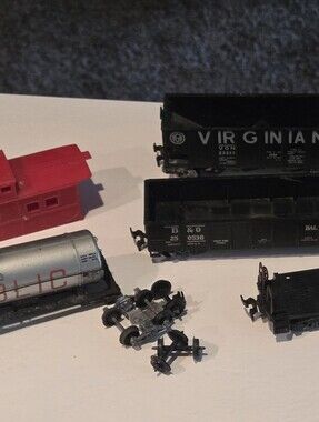 🚂Bundled Vintage Toy Model Train Set Pieces and Parts of 5 Train Cars